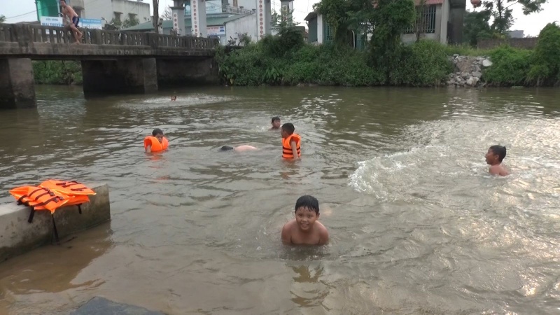 Nằm mơ thấy nước sông nên đánh con số nào thắng quả lớn? 8 Ngủ mơ thấy nhiều người đang tắm ở sông ngòi, hãy đánh 48 - 04 để trúng lớn