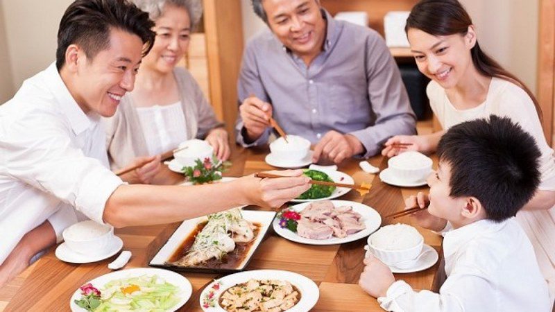 Nằm mơ thấy cả nhà cùng ăn tiệc báo hiệu nhiều điều tốt lành