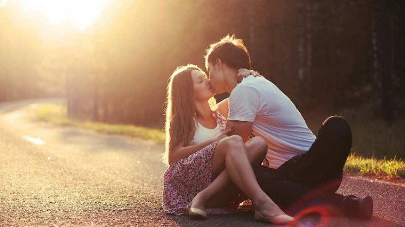 Nằm mơ thấy hôn người yêu đem đến con số tài lộc nào? 5 Giải mã những điềm báo khi mơ hôn người yêu